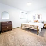 Spacious Luxury - Sleeps 8 - King Bed - Nflx&Wifi