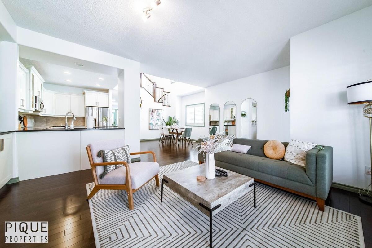 Spacious Luxury - Sleeps 8 - King Bed - Nflx&wifi Apartment Edmonton