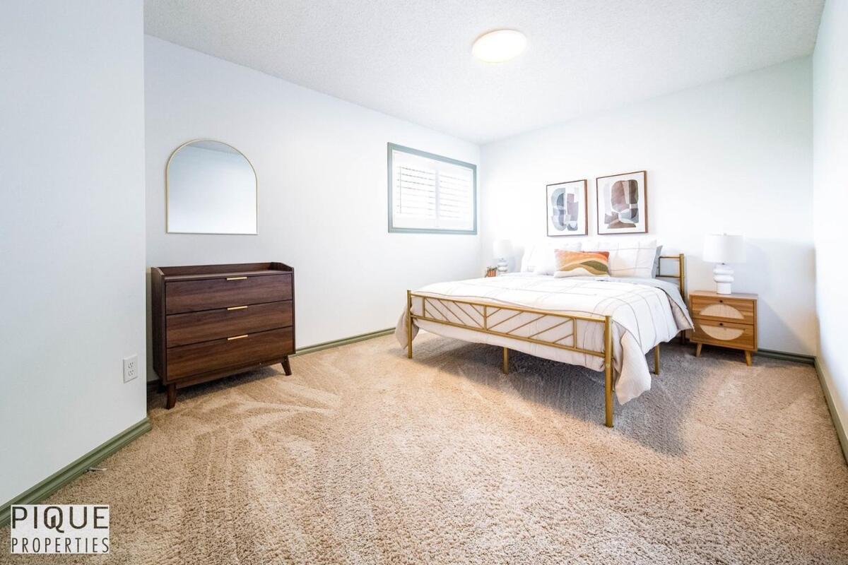 Spacious Luxury - Sleeps 8 - King Bed - Nflx&wifi Edmonton