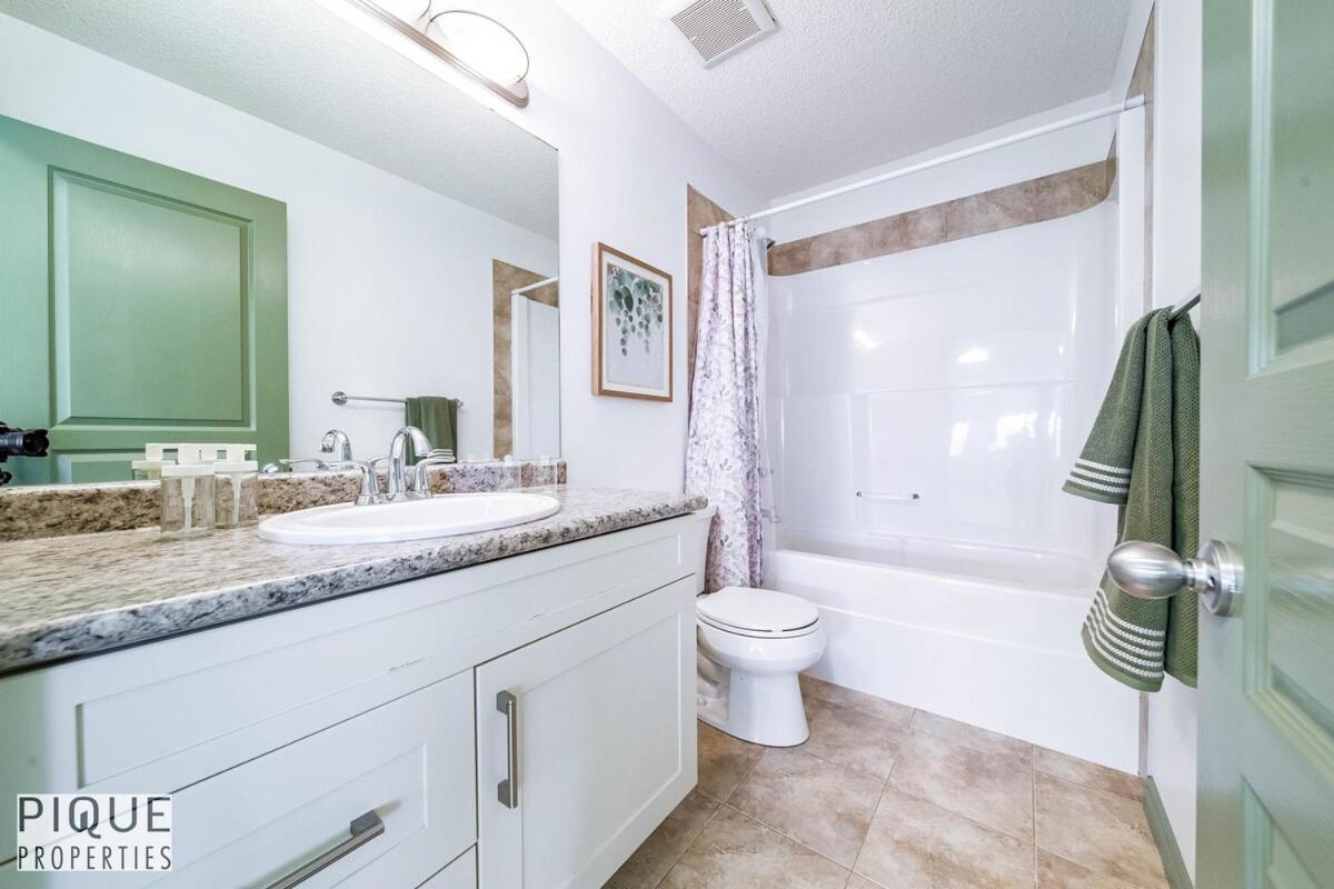 Spacious Luxury - Sleeps 8 - King Bed - Nflx&wifi Apartment