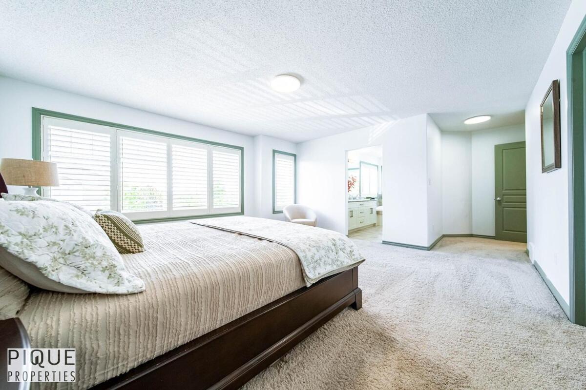 Spacious Luxury - Sleeps 8 - King Bed - Nflx&wifi Apartment Edmonton