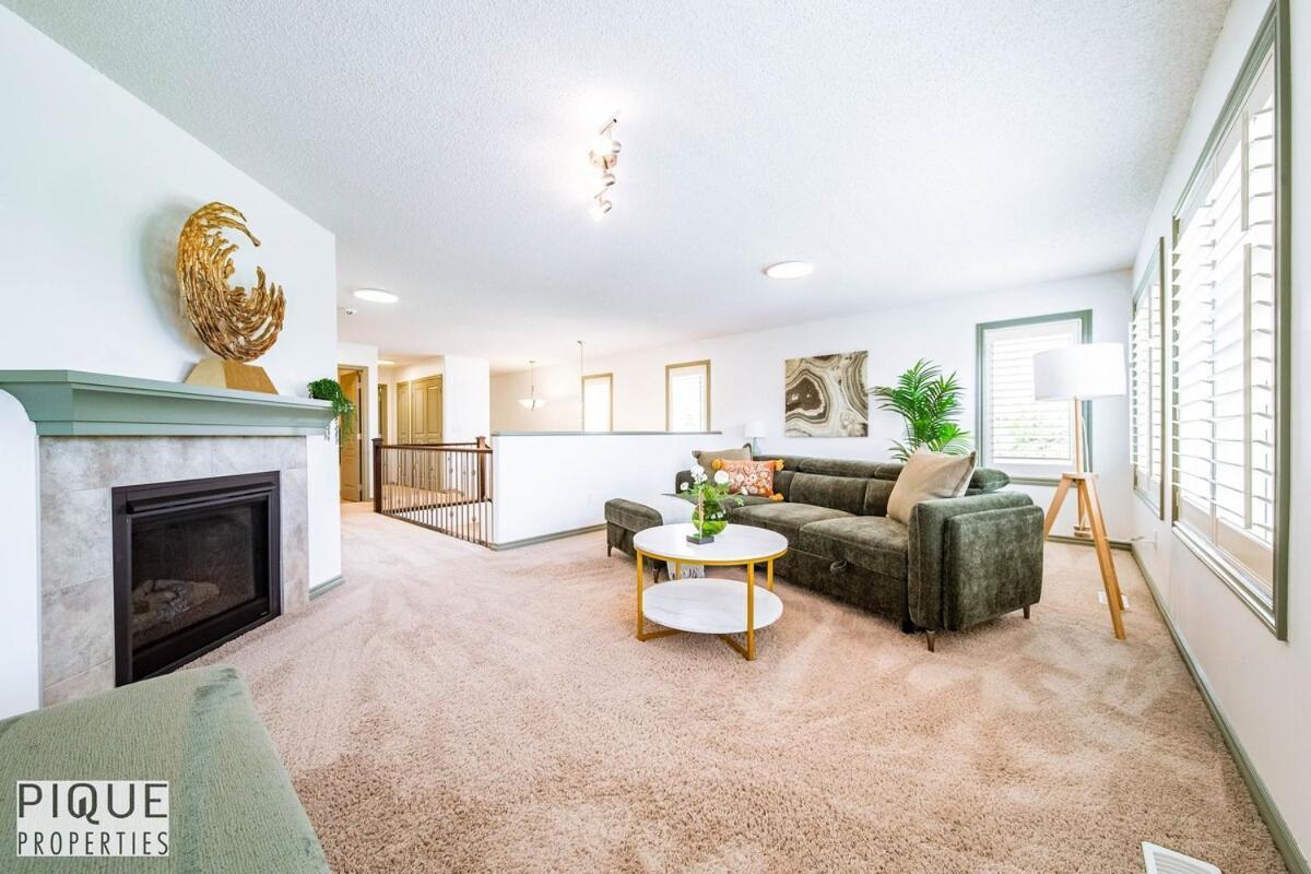 Spacious Luxury - Sleeps 8 - King Bed - Nflx&wifi Edmonton