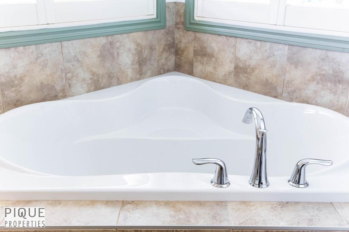 Apartment Spacious Luxury - Sleeps 8 - King Bed - Nflx&wifi Edmonton