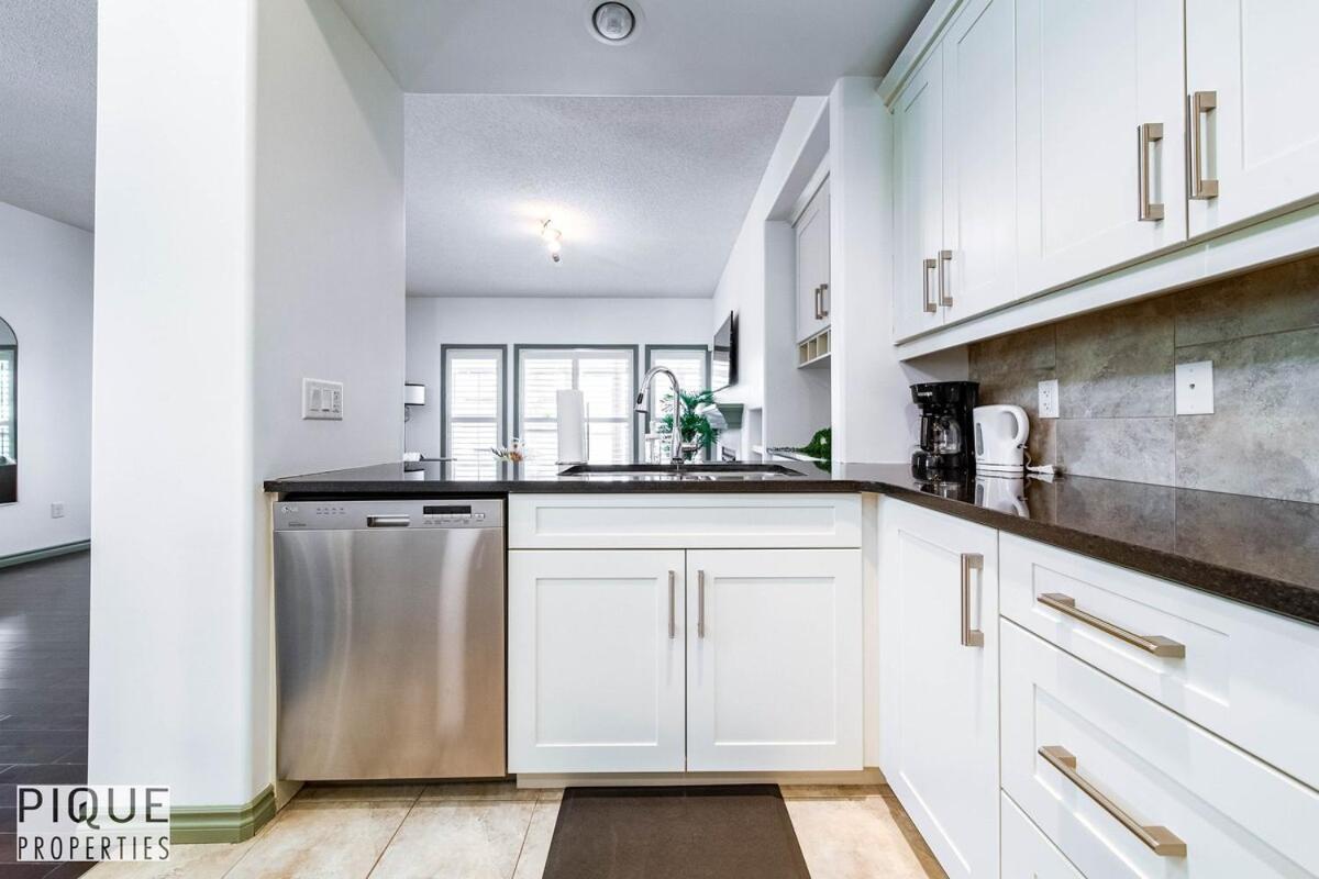 Spacious Luxury - Sleeps 8 - King Bed - Nflx&wifi