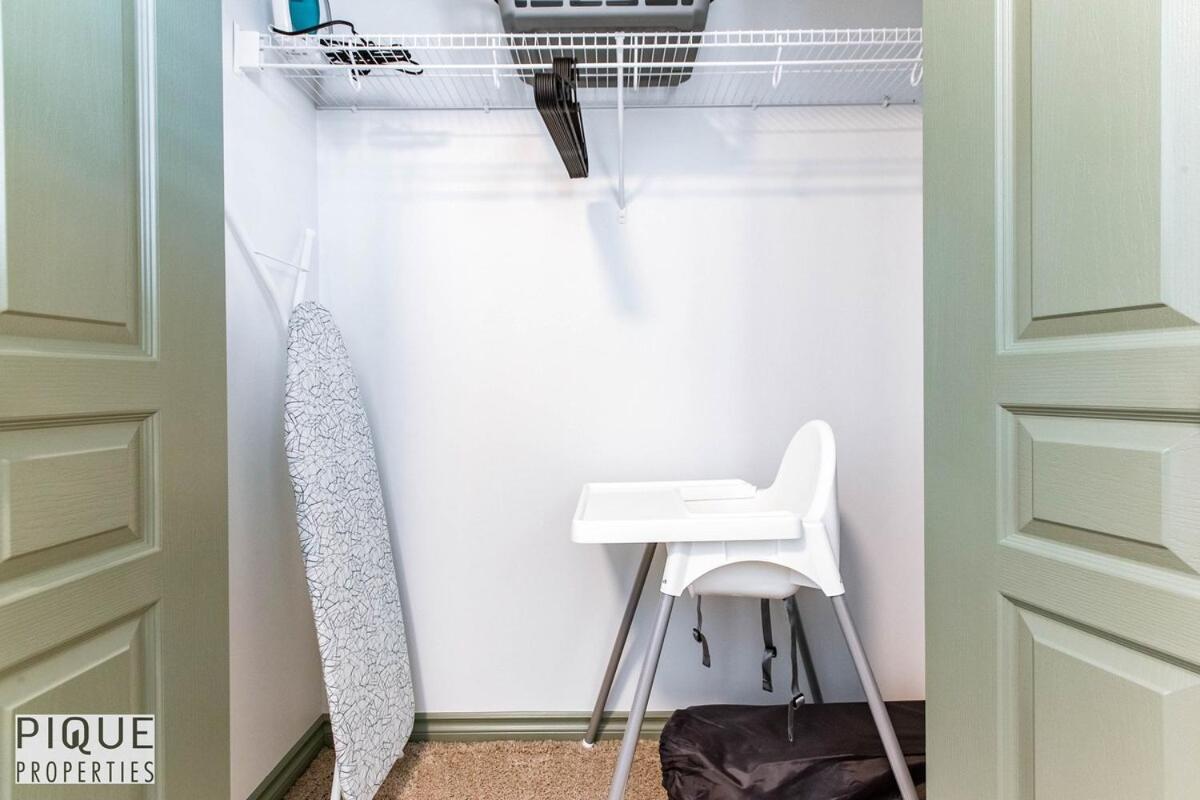 Spacious Luxury - Sleeps 8 - King Bed - Nflx&wifi *