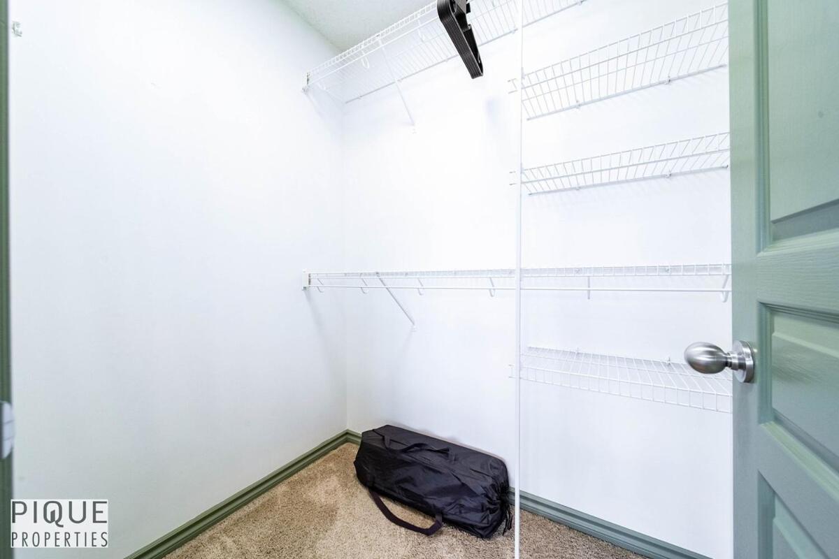 Apartment Spacious Luxury - Sleeps 8 - King Bed - Nflx&wifi Edmonton