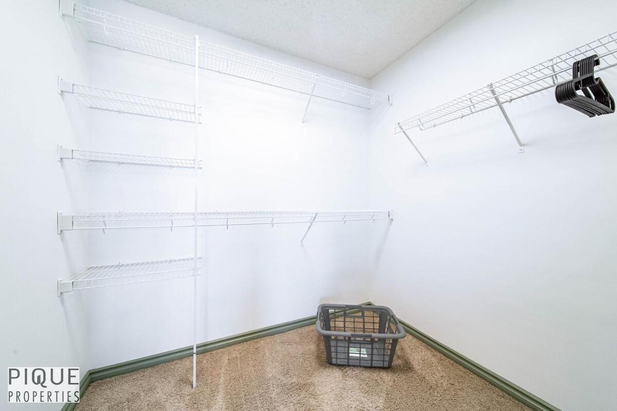 Apartment Spacious Luxury - Sleeps 8 - King Bed - Nflx&wifi Edmonton
