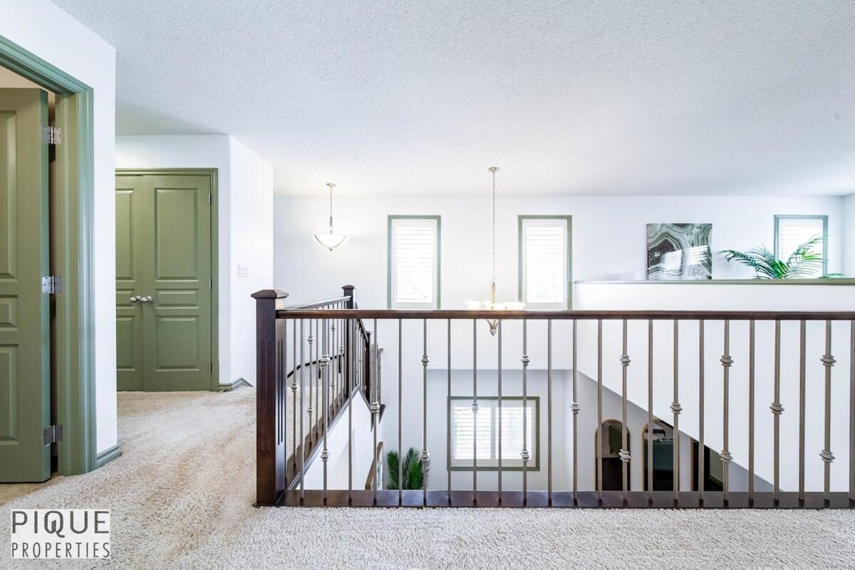 Apartment Spacious Luxury - Sleeps 8 - King Bed - Nflx&wifi Edmonton
