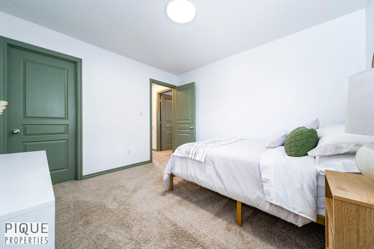Spacious Luxury - Sleeps 8 - King Bed - Nflx&wifi
